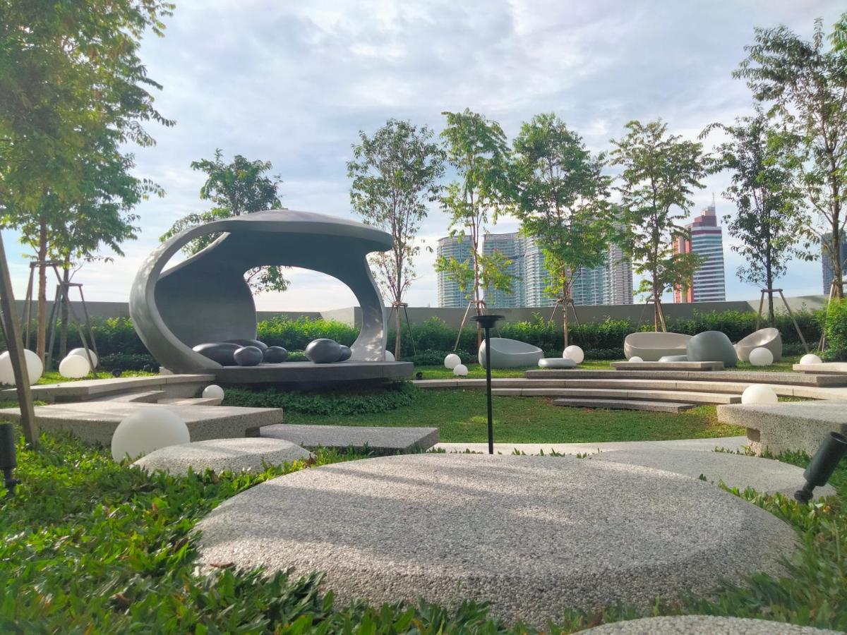 Scarletz Suites Klcc I Homebrickz, Kuala Lumpur